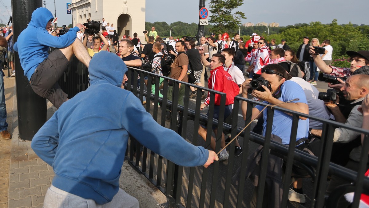 Marsz rosyjskich kibiców dzisiaj po południu wstrzymała policja przed Stadionem Narodowym po tym, jak doszło do przepychanek. Marsz próbowali zakłócić pseudokibice. Zatrzymano jak dotąd ok. 100 osób - zarówno Polaków, jak i Rosjan. 10 osób, w tym dwóch Rosjan, Niemiec i siedmiu Polaków, zostało - według wstępnego bilansu policji - rannych w wyniku burd. Przed strefą kibiców w Warszawie jest obecnie niespokojnie. Pojawiła się tam grupa kilkudziesięciu zamaskowanych polskich pseudokibiców.