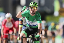 Tour de France: Cavendish wyrównał rekord Merckxa. Kraksa Majki