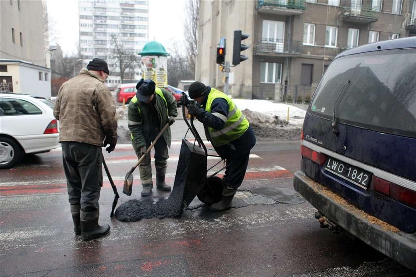 Łódź, dziury, jezdnia, łatanie, smoła, asfalt