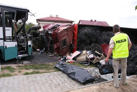 OLBIECINW MIEJSCOWOSCI OLBIECIN DOSZLO DO BARDZO GROZNEGO WYPADKU AUTOBUS RELACJI ZAKOPANE LUBLIN ZDERZYL SIE Z TIREM RANNYCH ZOSTALO 23 OSOBY KIEROWCA CIEZAROWKI ZGINAL FOT JAREK GORNYLUBLINWYPADEK