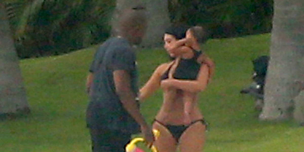 Kim Kardashian na plaży z Kanye Westem i Nori