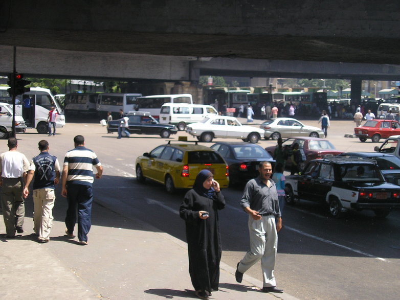 ludzie, auta, hałas i smog to demena Kairu