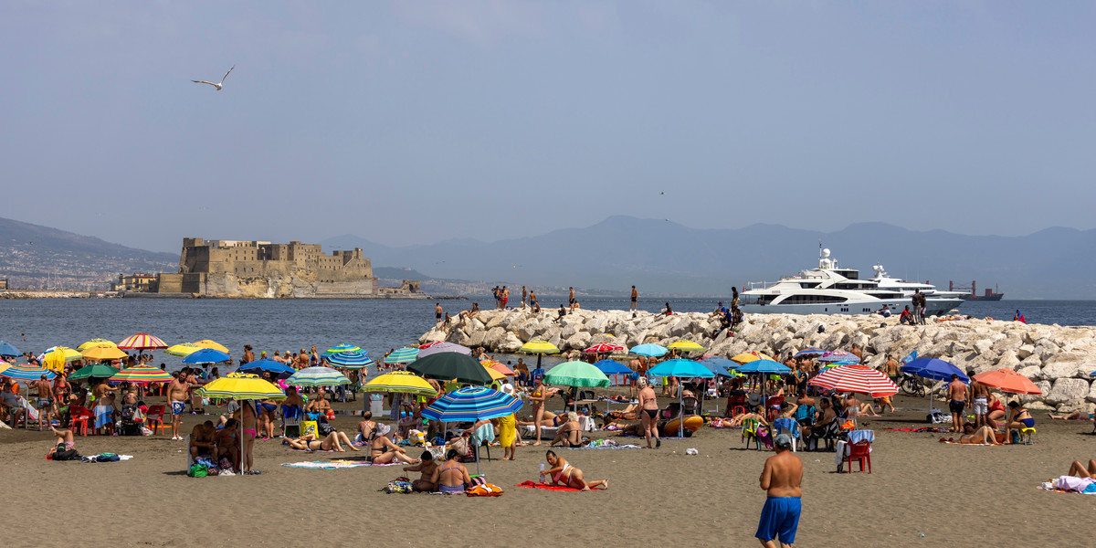 Przez cały październik można korzystać z infrastruktury na plażach Neapolu