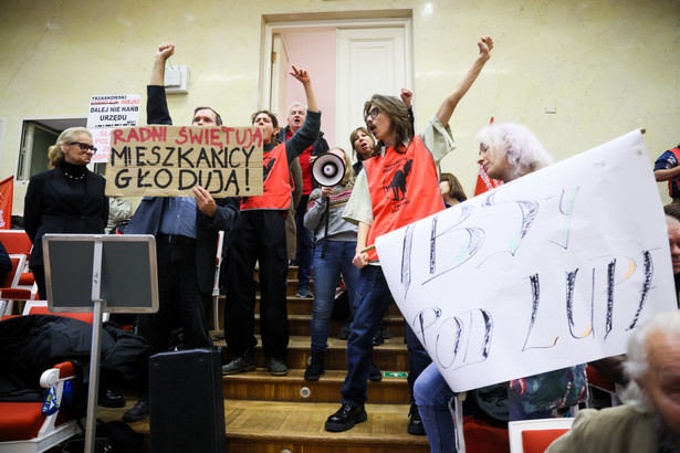 Uczestnicy protestu na sali obrad podczas XCII sesji Rady Warszawy w stołecznym Pałacu Kultury i Nauki