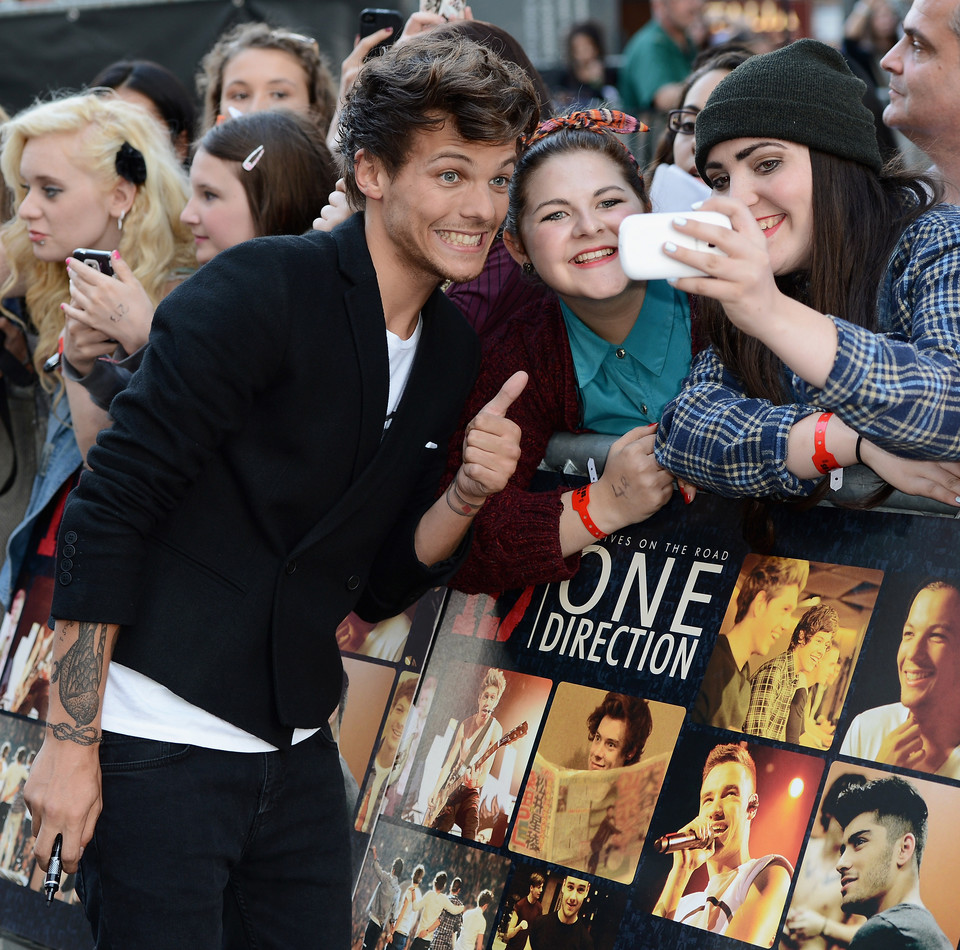 Louis pozuje z fanami