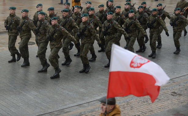 Polska flaga na stałe na placu Piłsudskiego