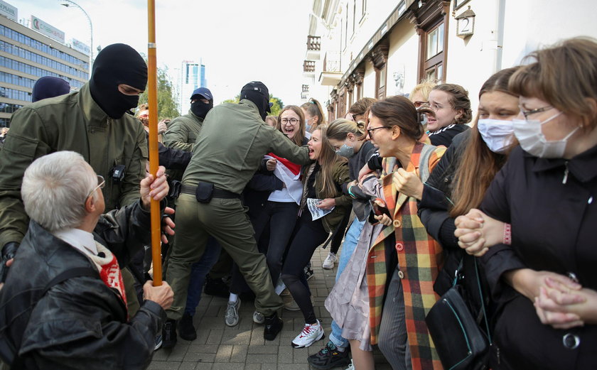 Białoruś: samotna matka 3 dzieci przez dobę w izolatce przez protesty