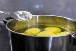 Sekret idealnie ugotowanych ziemniaków. Jedna łyżka dodana do garnka czyni cuda