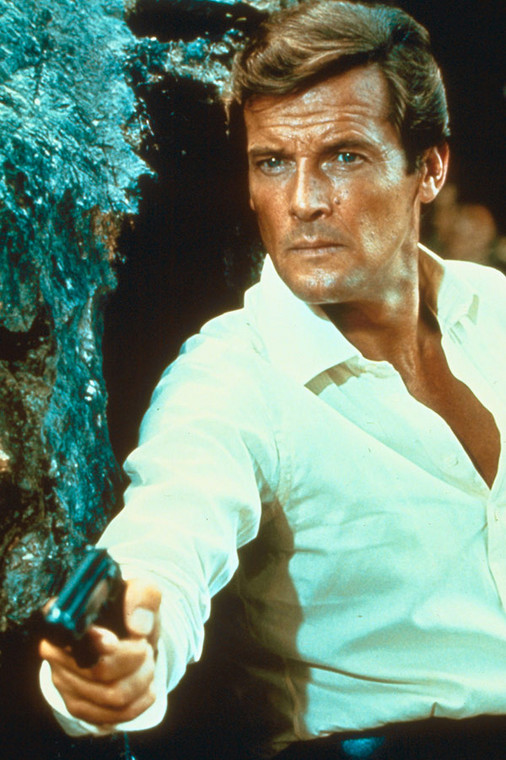 Roger Moore jako James Bond w filmie "Żyj i pozwól umrzeć" (1973)