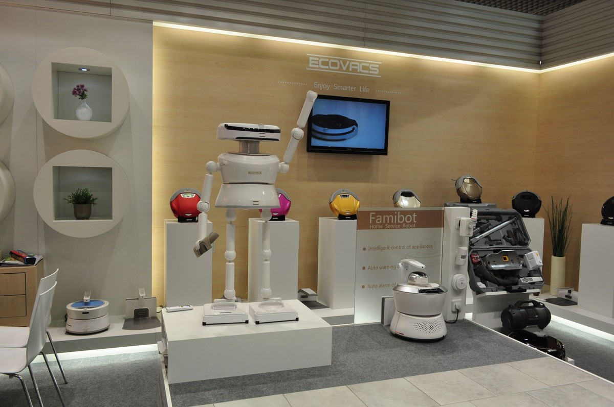 Roboty potrafią myć okna, odkurzać i nawilżać mieszkanie