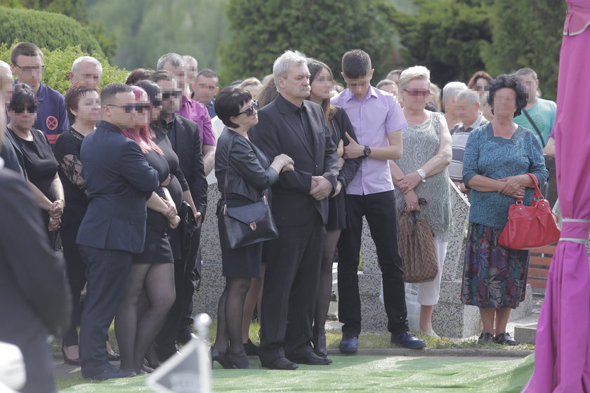 Pogrzeb Magdaleny Żuk W Bogatyni Bliscy Przynieśli Słoneczniki 5561