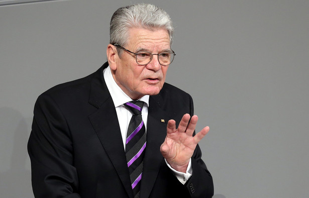 Przemawiając w Bundestagu Joachim Gauck przypominał, że po wojnie Niemcy zarówno w NRD, jak i na zachodzie, długo nie chcieli zmierzyć się ze swoją przeszłością