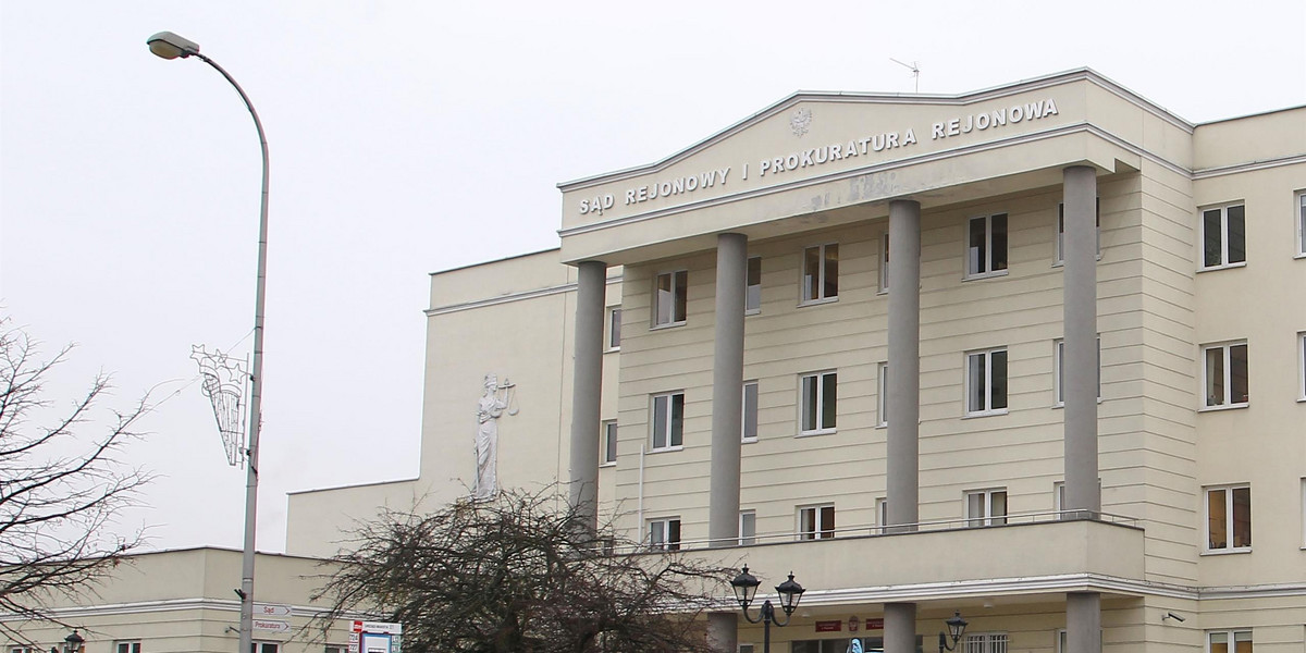 Do zdarzenia doszło na zapleczu sądu Rejonowego w Piasecznie.