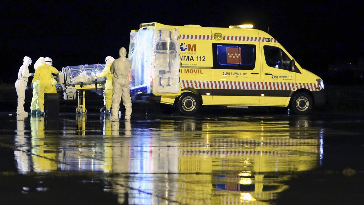 Wykrycie w Madrycie pierwszej osoby na świecie zarażonej wirusem Ebola poza Afryką ma zły wpływ na sektor turystyczny i tamtejszą giełdę. Na wartości straciły akcje sieci hoteli i linii lotniczych, bo inwestorzy obawiają się, że atrakcyjność Hiszpanii spadnie. Chorą na gorączkę krwotoczną jest 44-letnia pielęgniarka, która opiekowała się przewiezionym z Afryki misjonarzem.
