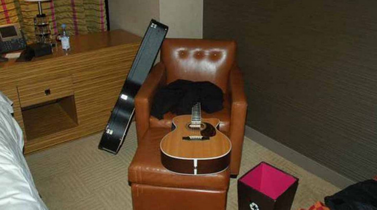 Chris Cornell gitárja a széken hevert /Fotó: Detroit Police Department