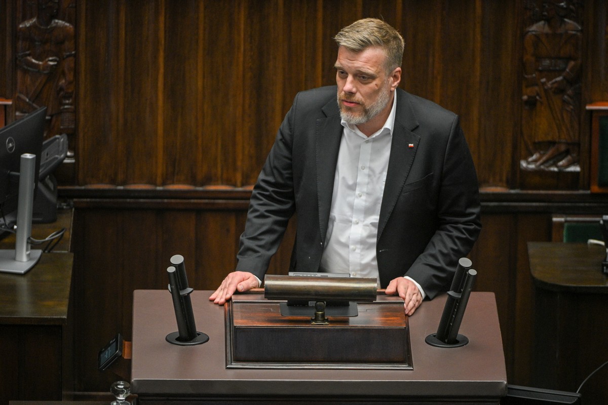 Zandberg stwierdził, że zamiast zaprosić Rafała Trzaskowskiego do rozmowy na YouTube'ie i go "przeczołgać" proponuje, by obaj spotkali się w przyszłym tygodniu na dodatkowym posiedzeniu Sejmu