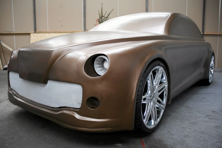 W projekcie wskrzeszania Warszawy biorą udział także polskie firmy, które wspierają przedsięwzięcie reklamą, finansowo, w formie przekazanych części, a także służące pomocą przy wykonaniu  poszczególnych elementów auta. Pomysłodawca projektu wskrzeszenia dawnego samochodu 'Warszawa' Michał Koziołek pierwsze testy drogowe prototypu zapowiada już na luty. Fot. Joanna Dzikowska/Agencja Gazeta.