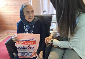 Audiovox donirao slušni aparat baki Manasiji (104)