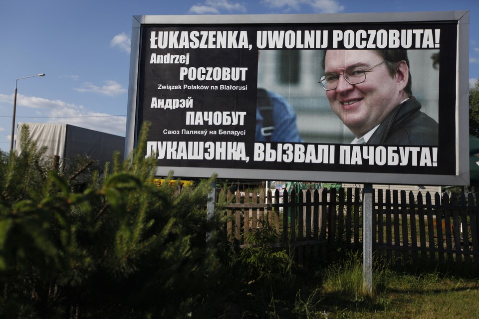 Baner "Łukaszenka uwolnij Poczobuta" przy granicy