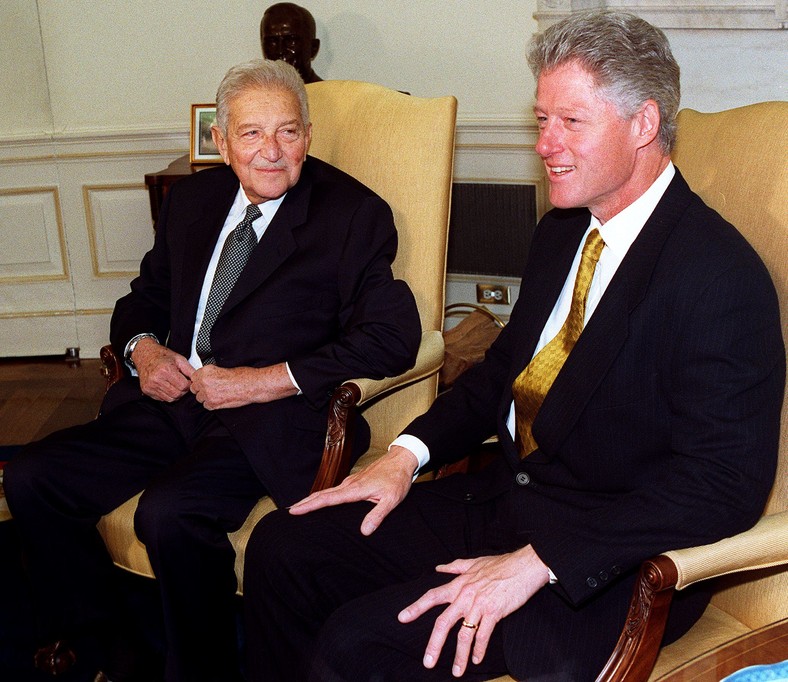 Prezydent USA Bill Clinton spotyka się z prezydentem Izraela Ezerem Weizmanem w Gabinecie Owalnym (1997 r.)