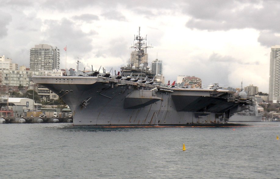 USS Kitty Hawk w końcowym okresie służby, podczas wizyty w Sydney w lipcu 2007 r.  Fot. US Navy