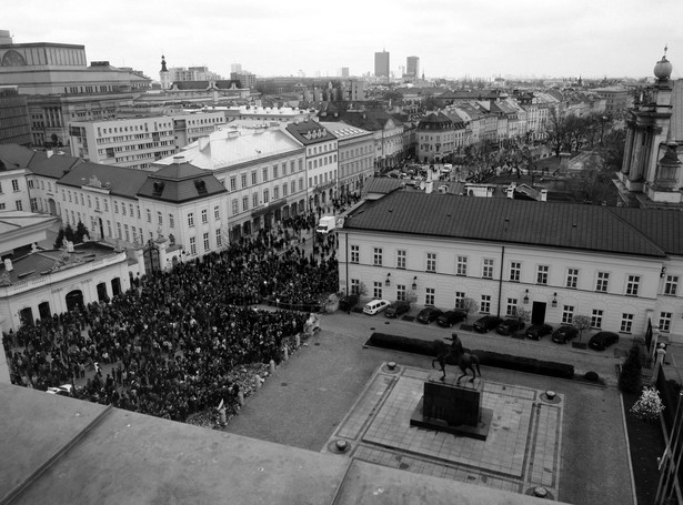 Tysiące osób przed Pałacem Prezydenckim