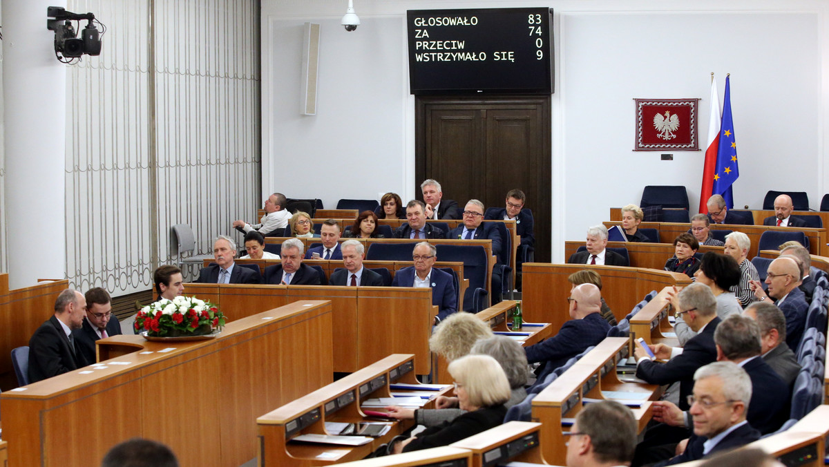 Wzywamy przedstawicieli rządu do zaprzestania działań i wypowiedzi, godzących w dobre imię lekarzy, pielęgniarek oraz pozostałego personelu medycznego, a także pracowników DPS-ów - napisali senatorowie Koalicji Obywatelskiej w oświadczeniu przekazanym PAP w sobotę wieczorem.