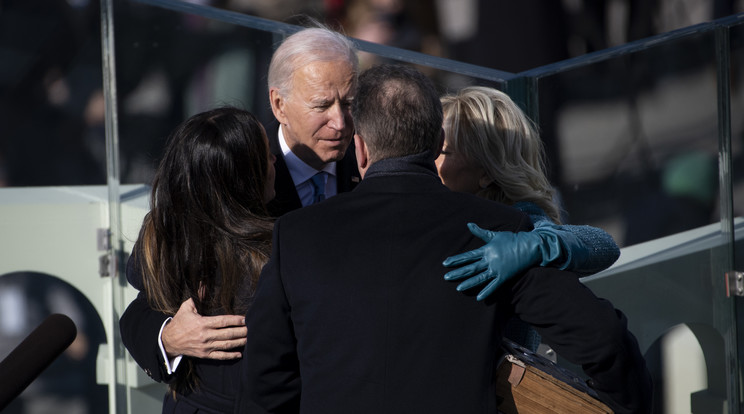 Joe Biden öleli meg feleségét és gyermekeit, miután letetette az elnöki esküt / Fotó: EPA/Caroline Brehman / POOL