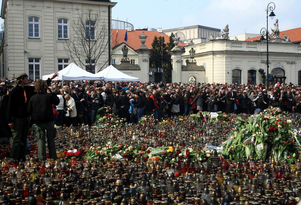 Polacy żegnają Lecha Kaczyńskiego