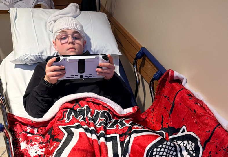 Liam skončil po operácii mandlí v umelom spánku.