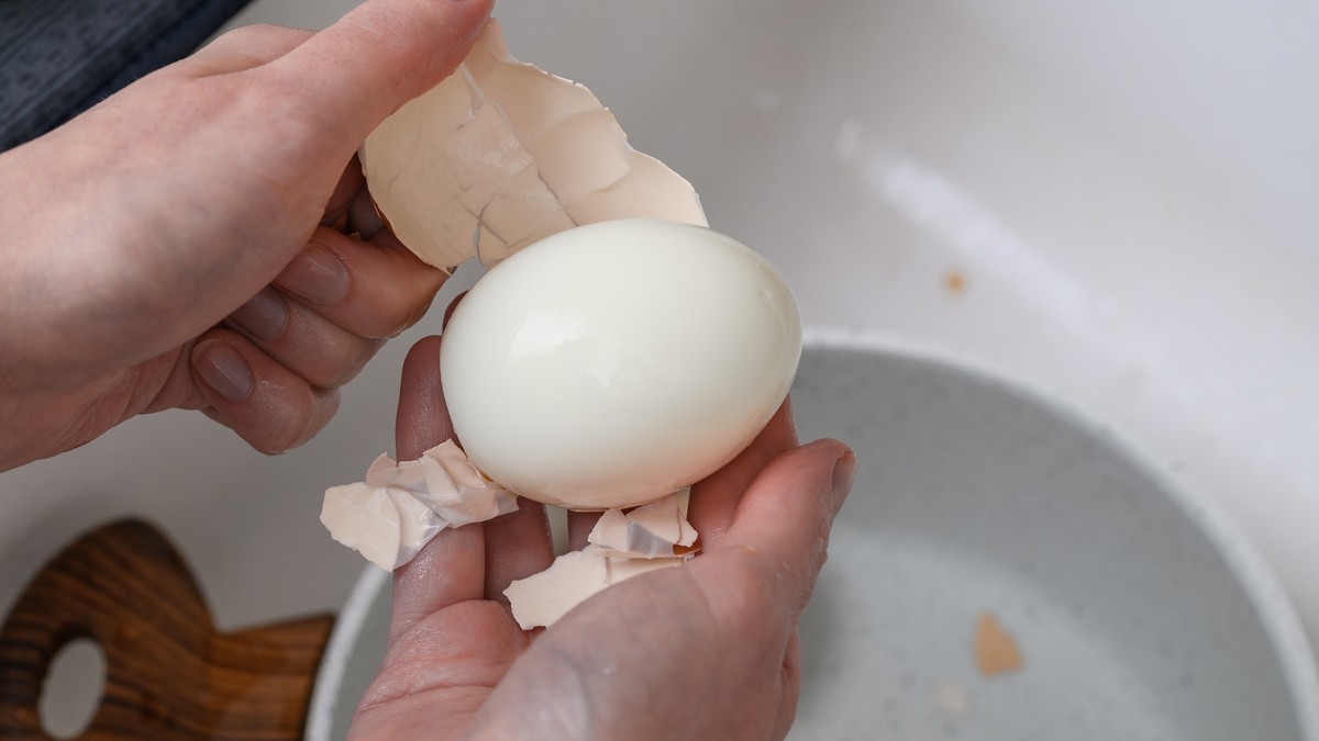 Dodajte jednu stvar u vodu i kuvana jaja će se sama oljuštiti