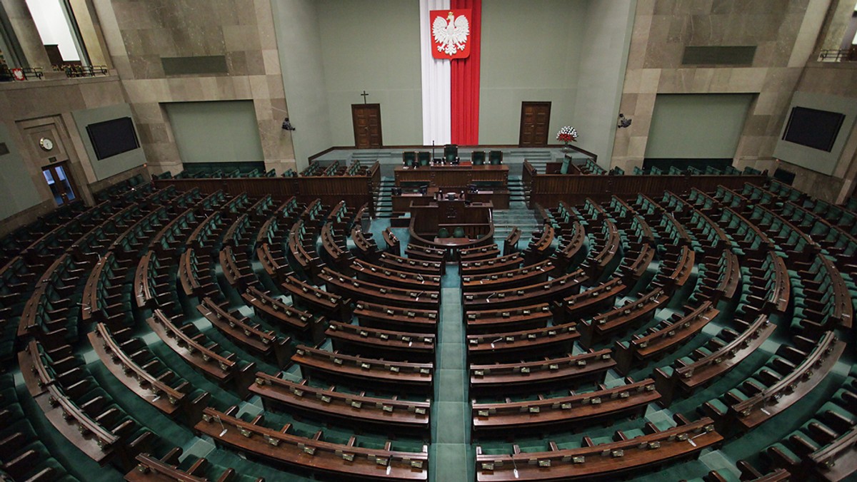 Utworzenie Rady Dialogu Społecznego to tylko lifting Komisji Trójstronnej i formuły z 1993 r., która całkowicie się wyczerpała. Nie oddaje nowej sytuacji na rynku pracy i nie zapobiegnie społecznym wybuchom - mówi socjolog i działacz Jarosław Urbański.