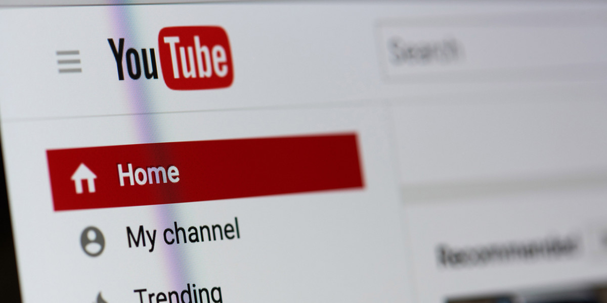 Twórca wideo Matt Watson zarzucił YouTube'owi brak działań zapobiegawczych względem pojawiających się w serwisie treści "ocierających się o miękką pedofilię". Wiekie firmy wstrzymują reklamowanie się na platformie