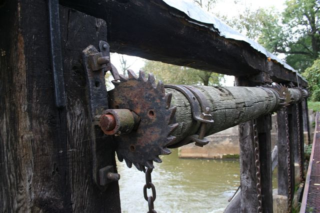 Stawy Milickie, nostalgiczny urok dawnej sztuki hydrotechnicznej - mechanizm podnoszenia jazu w Grabownicy