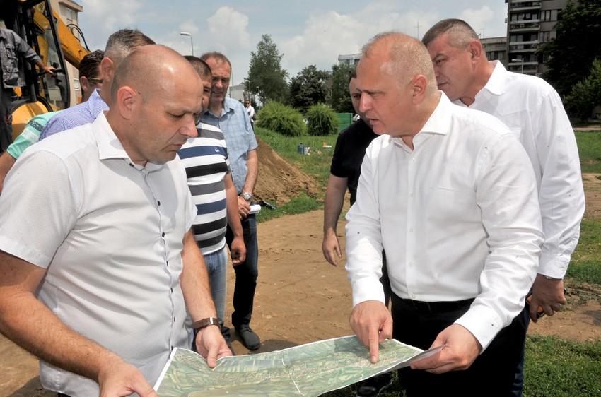 Vesić gleda plan sanacije cevovoda