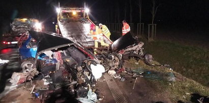 Tragedia na drodze wojewódzkiej. Z samochodów niewiele zostało