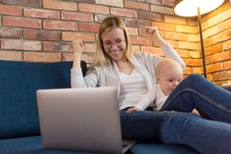 Zasiłki, świadczenia i dodatki po urodzeniu dziecka w 2025 r. [ZASADY, KWOTY, TERMINY]