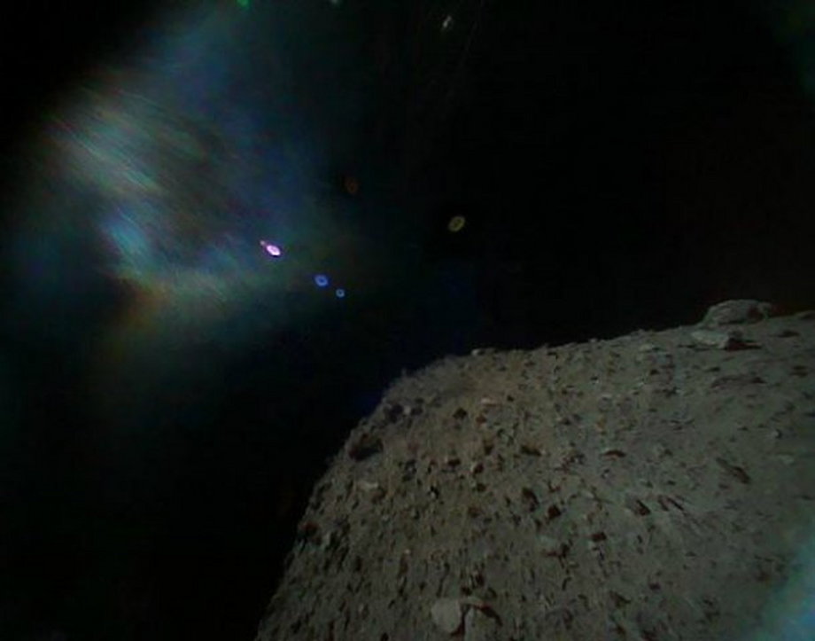 Asteroida Ryugu na chwilę przed lądowaniem łazików