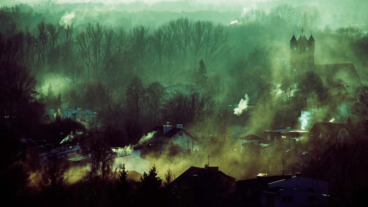 Na walkę z tak zwaną "niską emisją", będącą główna przyczyną powstawania smogu miasto tylko w tym roku przeznaczy trzy miliony złotych. Podobne kwoty zostaną wydane w dwóch nadchodzących latach - z tych pieniędzy dofinansowane zostaną wymiany pieców na bardziej ekologiczne.