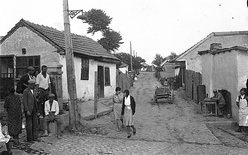 Kako je vreme odmicalo, menjala se i struktura stanovništva pa vlasnici kućica postaju rentijeri i iznajmljuju kućerke siromašnijima od sebe