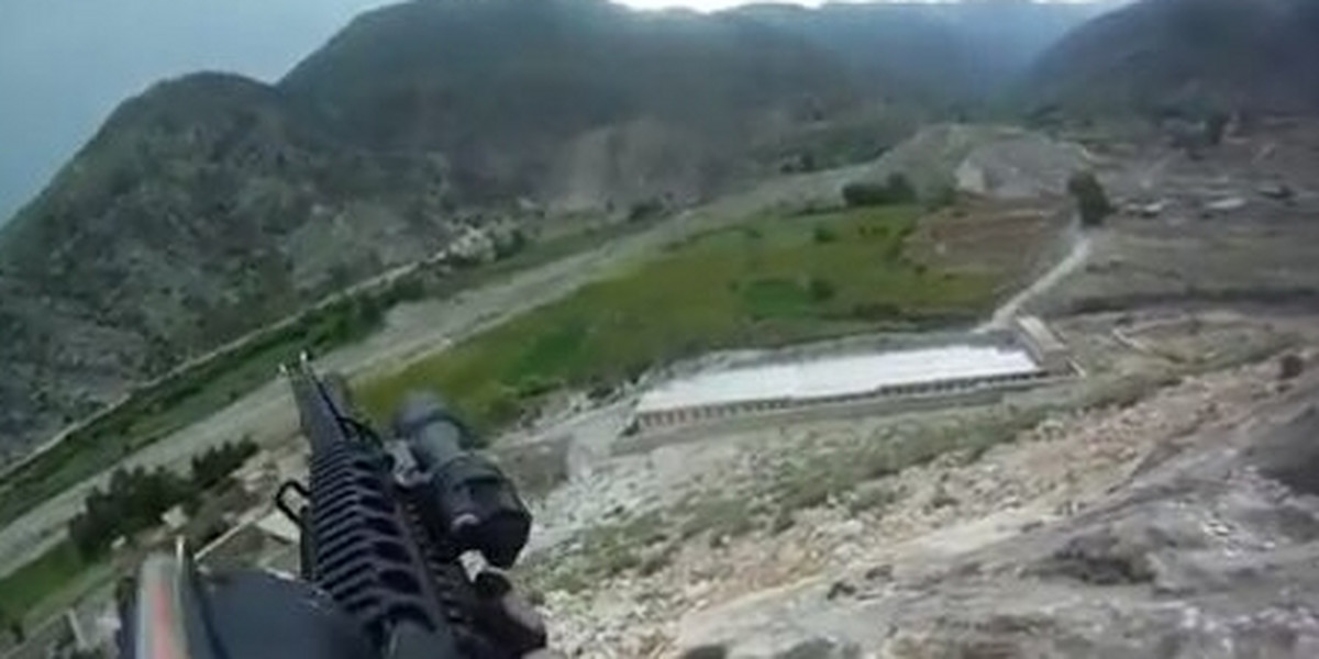 Żołnierz US strzela do talibów.