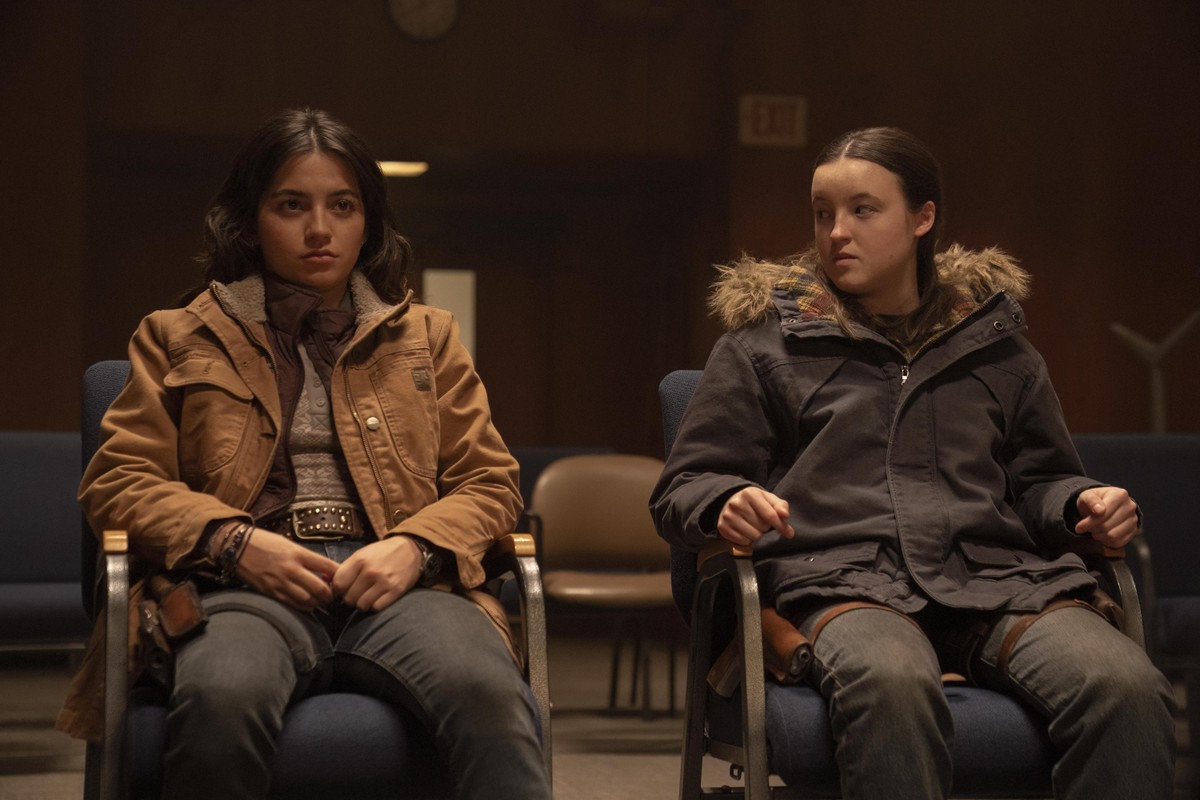 Isabela Merced jako Dina i Bella Ramsey jako Ellie w drugim sezonie serialu "The Last of Us"