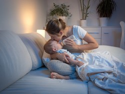 Czy niemowlę powinno być w nocy dokarmiane? Pediatra odpowiada