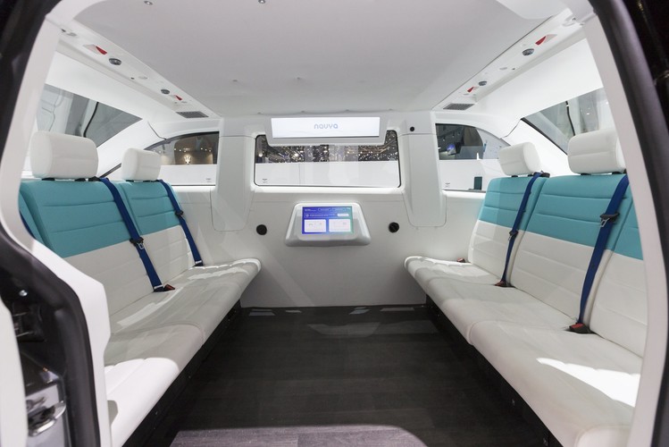 Wnętrze autonomicznej taksówki o napiędzie elektrycznym Navya