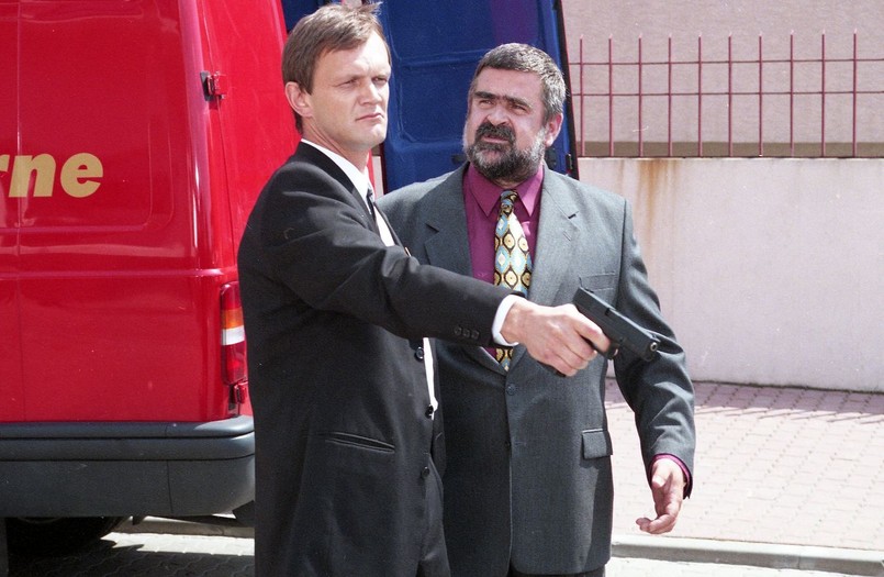 Plan zdjęciowy filmu komediowo-sensacyjnego pt. Kiler-ów 2-óch, w reżyserii Juliusza Machulskiego. Na zdjęciu: aktorzy Cezary Pazura w podwójnej roli, jako Jerzy Kiler i pułkownik Jose Arcadio Morales (L), Janusz Rewiński jako Stefan Siarzewski Siara
