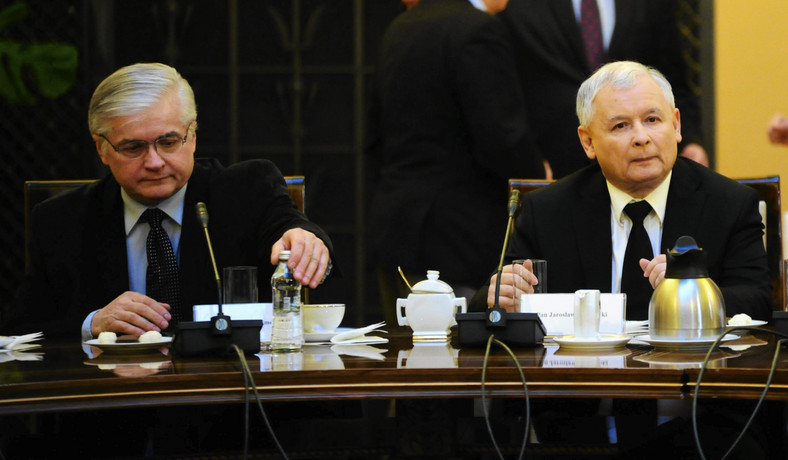 Włodzimierz Cimoszewicz i Jarosław Kaczyński, 2014 r. Przez lata Kaczyński był wdzięczny Cimoszewiczowi za to, że krytykował śledztwo smoleńskie za rządów PO. Dziś przypomniał sobie, że to jednak komuch