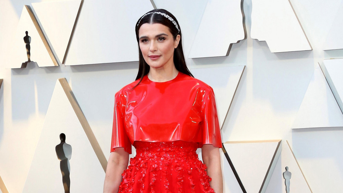 Rachel Weisz, jako Elisabeth Taylor. 49- letnia aktorka wcieli się w rolę zmarłej gwiazdy filmowej w najnowszym filmie biograficznym. Fabuła produkcji będzie się skupiać na późniejszych latach życia Taylor, kiedy udzielała się charytatywne na rzecz walki z HIV i AIDS.