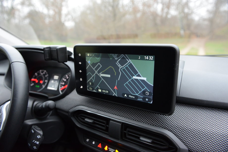 Dacia Jogger LPG może mieć nawet pokładową nawigację, ale lepiej korzystać z własnego smartfona, który można umieścić w dedykowanym uchwycie. Tuż obok jest złącze USB.
