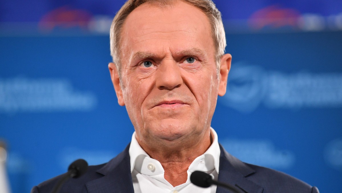 Przewodniczący Platformy Obywatelskiej Donald Tusk na konferencji prasowej w Biurze Krajowym PO w Warszawie