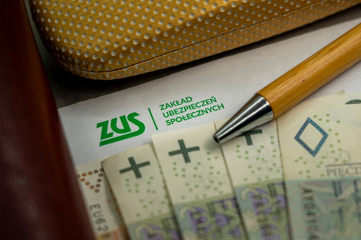 ZUS wypłaca 300 zł jednorazowego dodatku. Kto dostanie pieniądze?
